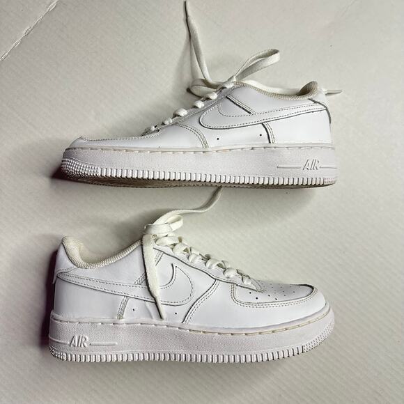 Y6 W7.5 Nike Air Force 1 Low Triple White Classic Clean Sneaker Icon Streetwear - Picture 3 of 9